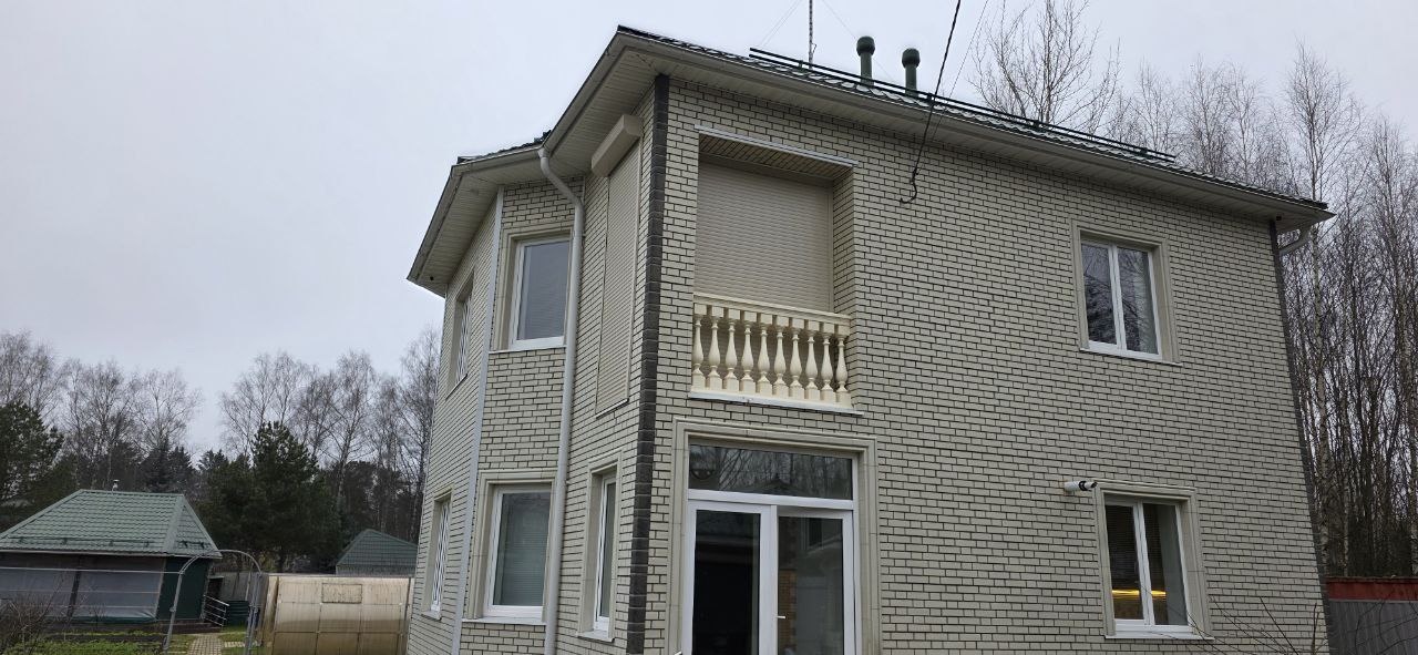 Рольставни б/у на загородном участке — зимний сад, частный сектор